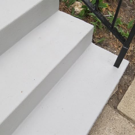 An Inexpensive Way to Make Your Worn Concrete Stairs Look Brand New Concrete Front Steps, Cement Steps, Concrete Front Porch, Painted Concrete Steps, Concrete Patio Makeover, Front Porch Steps, Painting Cement, Concrete Painting, Front Porch Makeover