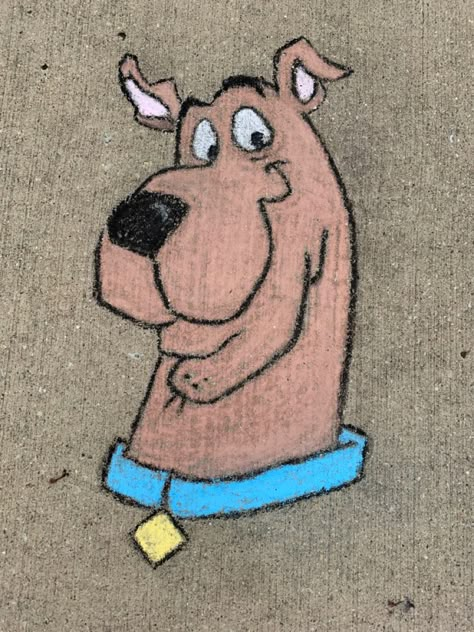 This is a sidewalk chalk Scooby Doo Sidewalk Chalk Designs, Disney Character Chalk Art, Chalk Characters Easy, Character Chalk Art, Chalk Art Characters, Chalk Art Disney, Chalk Drawings Sidewalk Easy, Cool Chalk Drawings, Cool Sidewalk Chalk Art