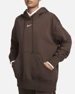 Grounded in style, comfort and versatility, meet our take on luxury loungewear. This classic hoodie helps you stay cozy all day long, thanks to midweight fleece that feels soft yet structured. Plus, exaggerated details (like taller ribbing and oversized fit) give you a trend-right look. Shown: Baroque Brown/Sail Style: DQ5860-237 Brown Nike Hoodie, Nike Hoodie Outfit, Nike Sportswear Phoenix Fleece, Fleece Women, Luxury Loungewear, Loungewear Luxury, Hoodie Outfit, Oversized Pullover, Blue Hoodie