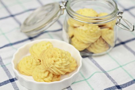 Melt in the mouth Butter Cookies (Jenny Bakery's Copycat) Hong Kong Jenny Cookies, Jenny Bakery, Christmas Butter Cookies, Egg Yolk Cookies, Christmas Sweet Recipes, Christmas Butter, Cny Cookies, Cinnamon Biscuits, Jenny Cookies