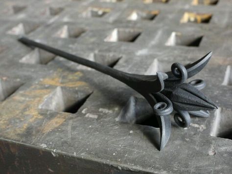 Eric Cuper forge welded flower. Cold Forged Jewelry, Unique Hand Forged Freeform Necklaces, Hand Forged Flower Shaped Jewelry Gift, Forged Flowers Steel, Forged Fire Poker, Metalworking Projects, Blacksmith Forge, Wrought Iron Design, Metal Workshop