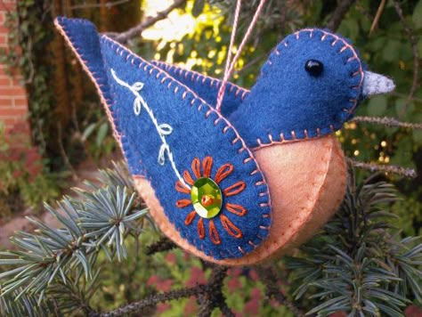 Felt Bluebird, Felt Birds Ornaments, Dove Ornaments, Felt And Embroidery, Bird Christmas Ornaments, Basic Embroidery, Embroidered Bird, Christmas Felt, Embroidered Wool