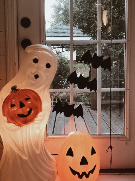 1980s Halloween Aesthetic, 90s Fall Decor, 80s Halloween Decorations, 90s Halloween Nostalgia, 90s Halloween Decor, Nostalgic Halloween Decor, 2000s Halloween Aesthetic, Halloween Ghost Aesthetic, 80s Halloween Aesthetic