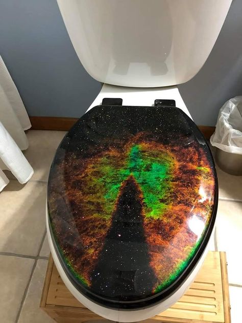 Color changing "mood ring" toilet lid. I need dis Amazing Toilets, The 70s Fashion, Black Toilet Seats, Pranks To Pull, Great Pranks, Mood Rings, Black Toilet, Mood Ring, Guest Bathrooms