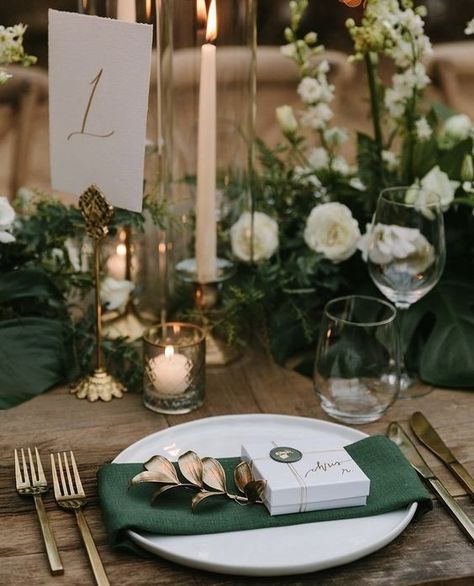 Forest green setting on a wedding table. Green Wedding Aesthetic Wedding Ceremony Decor, Black Hunter Green And Gold Wedding, Wedding Table Decorations Dark Green, Romantic Green Wedding, Hunter Green Wedding Table Decor, Dark Green Tablescape, Royal Green Wedding Theme, Hunter Green Table Setting, Wedding Table Settings Green