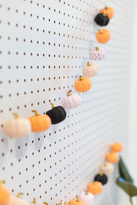 DIY mini pumpkin garland decoration for fall. #fall #pumpkins #halloween #garland Diy Halloween Garland, Casa Halloween, Easy Fall Decor, Pumpkin Garland, Garland Decoration, Adornos Halloween, Halloween Garland, Fall Garland, Diy Halloween Decor