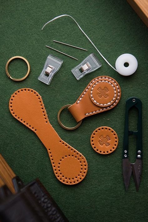 Cute Key Chains, Leather Keychain Diy, Leather Accessories Diy, Custom Leather Work, Leather Fob, Diy Leather Projects, Leather Tooling Patterns, Sac Diy, Leather Craft Projects