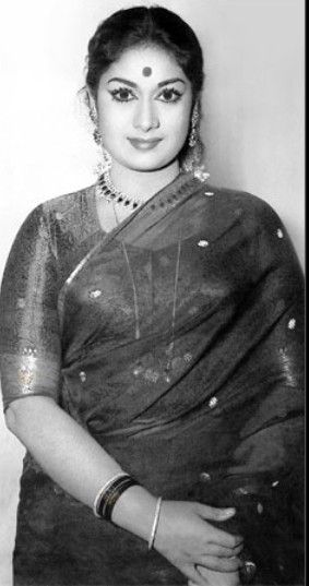 Savithri Actress, Nadigayar Thilagam, Mahanati Savitri, Vintage Indian Fashion, Vintage India, Women In India, Indian Cinema, Vintage Bollywood, Rare Pictures