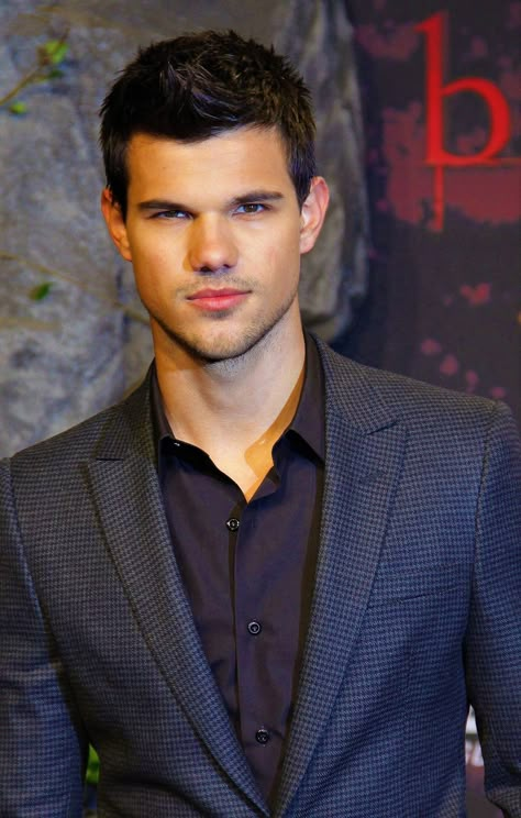 Taylor Lautner Net worth 2023 Tyler Lautner, Taylor Lautner Shirtless, Taylor Jacobs, Jacob Black Twilight, Twilight Jacob, Love And Pain, Team Jacob, Shia Labeouf, Tyler Perry