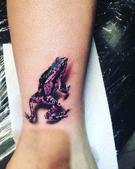 My poison dart frog tattoo  #blindsidetattoo Poison Frog Tattoo, Amphibian Tattoos, Poison Dart Frog Tattoo, Dart Frog Tattoo, Rad Tattoos, Tree Frog Tattoos, Tattoo Black And White, Mom Daughter Tattoos, Poison Frog