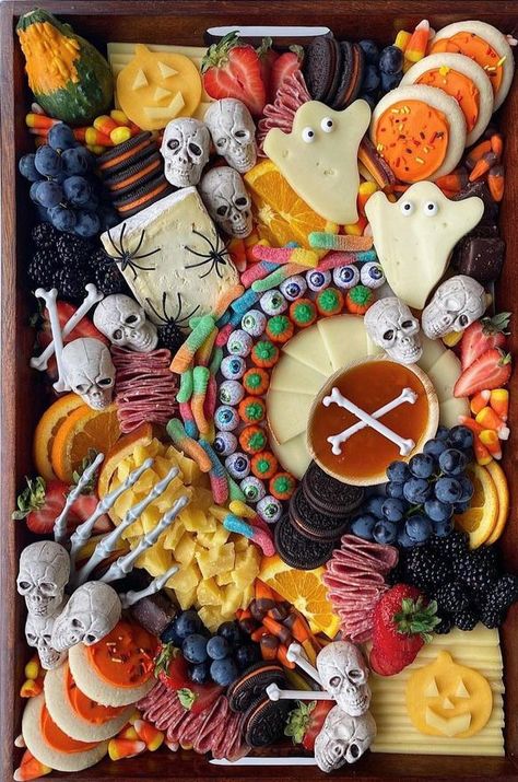 Halloween Party Platter, Halloween Charcuterie Boards, Boards Party, Halloween Party Food Ideas, Best Halloween Party, Halloween Charcuterie, Arts And Crafts Interiors, Halloween Party Food, Halloween Treats Easy