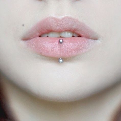 angel kiss piercing Piercing No Rosto, Dahlia Piercing, Lower Lip Piercing, Piercing Snug, Microdermal Piercing, Ashley Piercing, Piercing Face, Vertical Labret Piercing, Vertical Labret