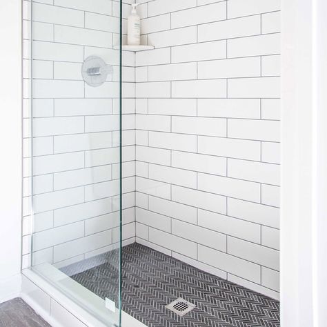 A shower with white subway tile. Tile Walls, Subway Tile Showers, Shower Renovation, Architecture Renovation, Walk In Shower Designs, Classic Tile, Tiled Shower, Bad Inspiration, Shower Walls