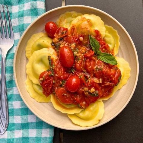 Grape Tomato Sauce, Sauce With Cherry Tomatoes, Grape Tomato Recipes, Chunky Tomato Sauce, Cherry Tomato Pasta Sauce, Easy Marinara Sauce, Cherry Tomato Sauce, Cherry Tomato Pasta, Tomato Pasta Sauce