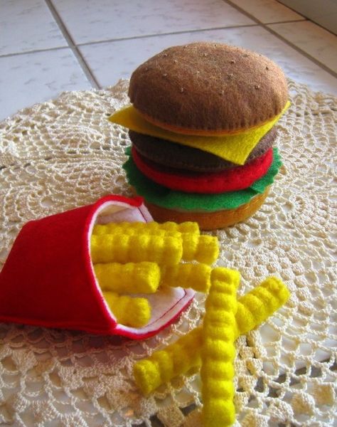 Burger Felt Burger, Felt Hamburger, Toy Kitchen Food, Kids Play Food, Food Hamburger, Hamburger And Fries, Felt Food Diy, Felt Food Patterns, Burger Fries