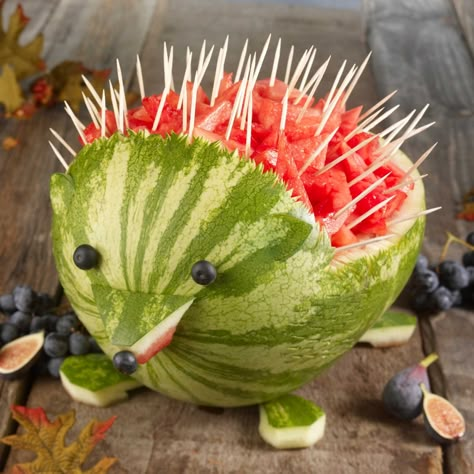 Hedgehog - Watermelon Board Woodland Party Food, Watermelon Carving Easy, Cupcake Diaries, Watermelon Bowl, Deco Fruit, Watermelon Baby, Watermelon Art, Decorações Com Comidas, Watermelon Carving