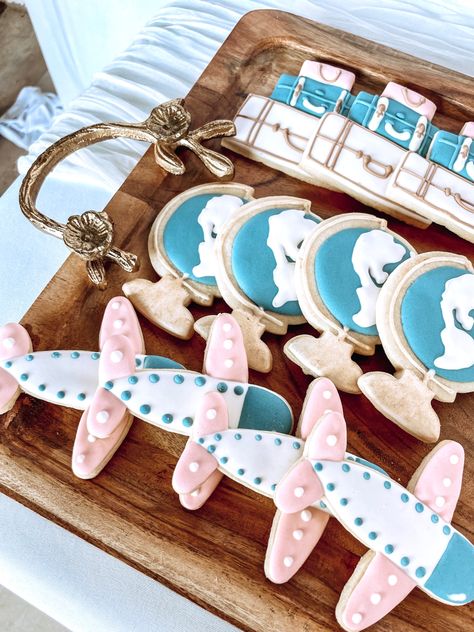 #decorativecookies #babyshowerfood #genderrevealideas Travel Gender Reveal, Travel Theme Gender Reveal Ideas, Airplane Gender Reveal Ideas, Plane Gender Reveal, Airplane Gender Reveal, Travel Themed Baby Shower, Gender Reveal Cookies, Travel Baby Shower Theme, Airplane Baby Shower