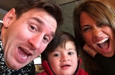 Lionel Messi celebrates girlfriend Antonella Roccuzzo's birthday with family selfie and they will celebrate their second baby within the year. www.facebook.com/Safewow Messi And Antonella, Messi Style, Messi Funny, Lionel Messi Family, Lionel Messi Posters, Messi Poster, Antonella Roccuzzo, Lionel Messi Barcelona, Messy Haircut