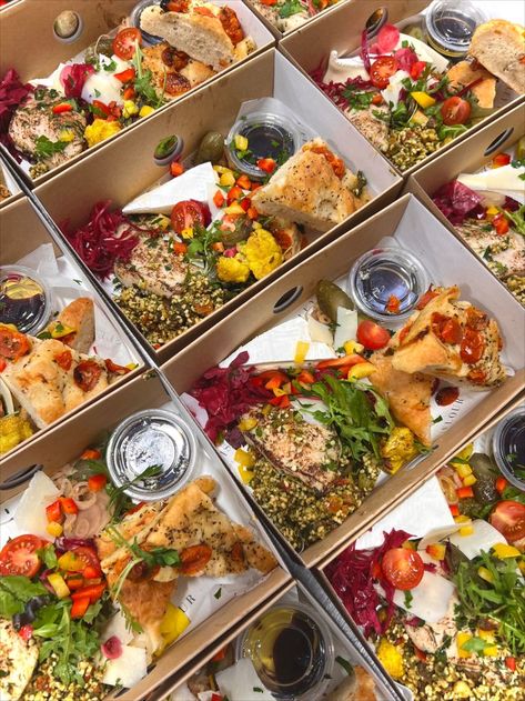 Catering Boxes Packaging, Birthday Catering Ideas, Boxed Lunch Catering, Sandwich Catering, Food To Sell, Made Christmas Gifts, Coffee Shop Food, Birthday Catering, Gourmet Box