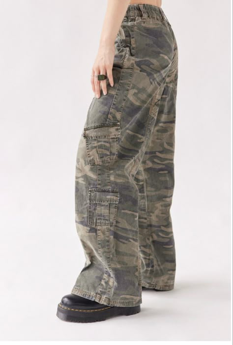 Y2k Camo, Pants Linen, Camo Cargo Pants, Urban Outfitters Pants, Green Fits, Utility Pockets, Camo Pants, Cargo Pant, Manado