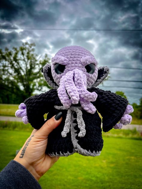 This is not a physical item, this is a pattern only! Make your own Mindflayer, inspired by the Baldurs Gate and Dungeons and Dragons games. Perfect for the D&D or BG3 fan in your life!  This is an intermediate level pattern.  This pattern was designed by Fox & Fey Crochet (Emily Mondello) and was tested by a great group for accuracy! Warhammer Crochet Pattern, Crochet Dungeons And Dragons, Dungeons And Dragons Crochet, Dnd Crochet Patterns, Lord Of The Rings Crochet, Crochet Dragon Pattern Free, Lotr Crochet, Video Game Crochet, Dnd Crochet