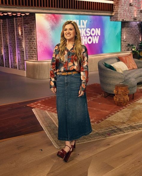 The Kelly Clarkson Show (@kellyclarksonshow) • Instagram photos and videos Kelly Clarkson Style Outfits, Kelly Clarkson Style, Kelly Clarkson Outfits, Kelly Clarkson Hair, Kelly Clarkson American Idol, Kelly Clarkson Songs, Kelly Clarkson Show, Weight Lifting Workout, Kelly Clarkson