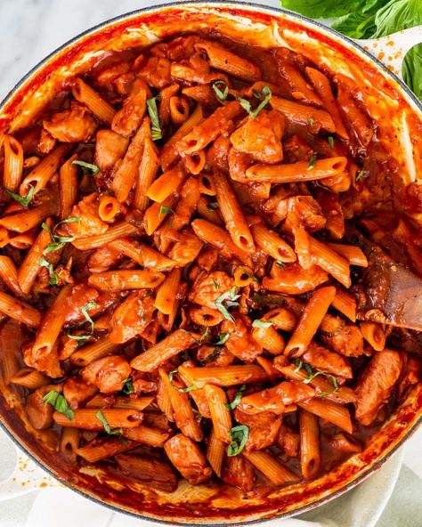 Chicken Penne Arrabbiata - This penne packs heat tossed with red wine, marinara, lots of garlic, and tender pieces of chicken. #chicken #penne #arrabbiata #recipe Chicken Arrabiata Recipe, Chicken Marinara Pasta, Hogwarts Food, Chicken Penne Recipes, Chicken Breast Pasta, Spaghetti Night, Chicken Penne Pasta, Garlic Chicken Pasta, Red Sauce Recipe