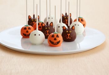 36 Halloween Party Ideas: Halloween Party for Adults | ProFlowers Halloween Ideas For Kids, Corporate Halloween, Festa Hotel Transylvania, Halloween Torte, Postres Halloween, Halloween Cookie Recipes, Halloween Cake Pops, Halloween Sweets, Halloween Baking