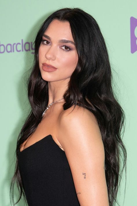 Dua Lipa Dark Hair, Dua Lipa Red Hair, Dua Lipa 2022, Dua Lipa Hair, Dua Lipa Makeup, Jingle Bell Ball, Hair Magic, Half Ponytail, Nelly Furtado