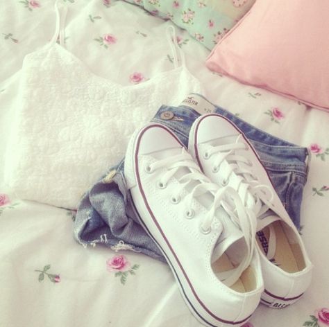 White converse High waisted shorts White lace belly shirt YES PLEASE!! Converse With Shorts, Tumblr Girly Aesthetic 2013, 2010s Aesthetic, White Converse, Just Girly Things, Chuck Taylor Sneakers, Spring Summer Outfits, Girly Girl, Converse Shoes