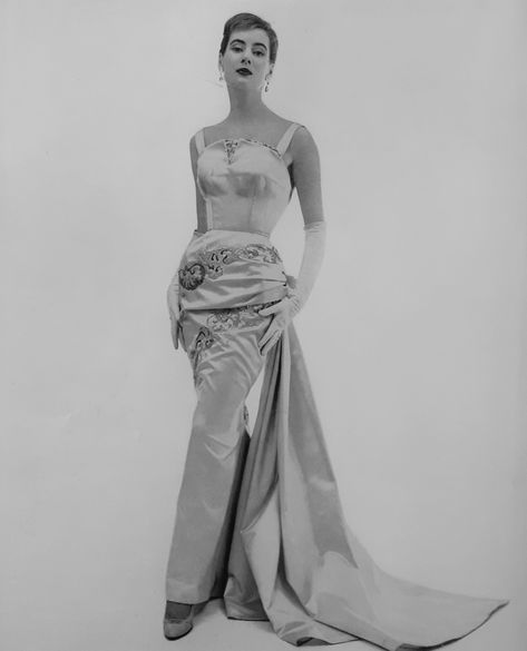 Pierre Balmain P/E 1955. Pierre Balmain 1950s Couture, Balmain Vintage, Vintage Evening Gowns, Balmain Collection, Pierre Balmain, 1960s Vintage, Couture Dresses, Old Fashioned, Evening Gowns