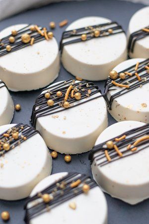 Black White And Gold Chocolate Covered Oreos, Oreo Dipped In White Chocolate, Black And Gold Chocolate Covered Oreos, Dipped Sweets, Chocolate Dipped Oreos Wedding, Decorated Chocolate Covered Oreos, Chocolate Oreo, Graduation Chocolate Covered Oreos, Oreos Dipped In Chocolate