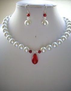 Pearl Necklace With Red Beads, Red Pearl Necklace, Anting Manik, Pearl Necklace Designs, Beaded Necklace Diy, White Pearl Necklace, Homemade Jewelry, Handmade Wire Jewelry, Handmade Jewelry Diy