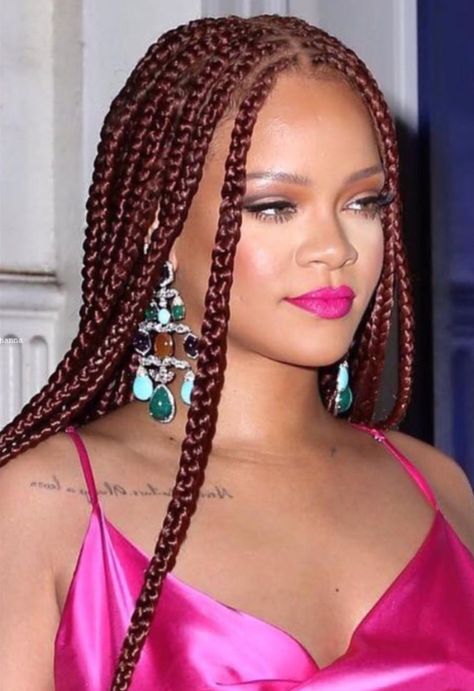 Celebrities With Braids Black, Rihanna Red Braids, Rihanna Box Braids, Rihanna Braids Hairstyles, Auburn Box Braids, Rihanna Braids, Auburn Braids, African Hair Styles, Looks Rihanna