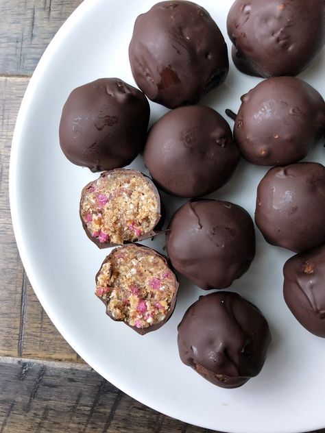 Coconut Pecan Chocolates | A healthy alternative to holiday candy.  Only 5 ingredients required, Paleo, Vegan and no-bake!  #paleocandy #chocolates #valentines Pecan Truffles, Paleo Candy, Vegan Paleo Recipes, Candy Alternatives, Coconut Pecan, Paleo Vegan, Holiday Candy, Healthy Chocolate, Seasonal Recipes