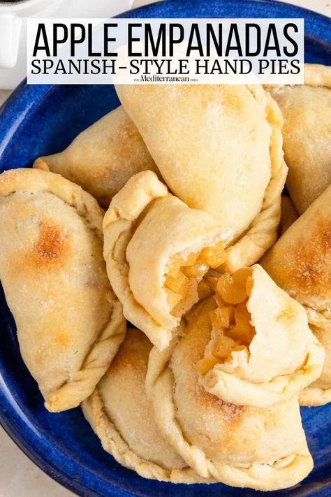 Apple empanadas with lemon zest, cinnamon, and olive oil empanada crust. Make this hand pie makes for a sweet snack or rustic dessert. Empanadas Spanish, Empanadas Apple, Apple Empanadas, Spanish Thanksgiving, Empanada Recipes, Liver Healthy Foods, Mediterranean Desserts, Cheese Empanadas, Recipe Folder