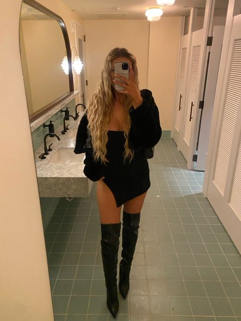 all black bight dinner outfit inspiration high knee boot outfit fur jacket Black Leather Thigh High Boots Outfit, Leather Thigh High Boots Outfit, Knee High Boots Outfit Club, Outfit Knee High Boots, Thigh High Boots Outfit, Club Skirt, Night Club Bar, Club Skirts, Knee Boots Outfit