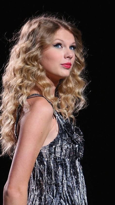 Taylor Swift Curls, Taylor Swift Rares, Taylor Swift Fearless Era, Fearless Tour, Iconic Hairstyles, Young Taylor Swift, Taylor Swift Fotos, Fearless Era, Taylor Swift Fearless