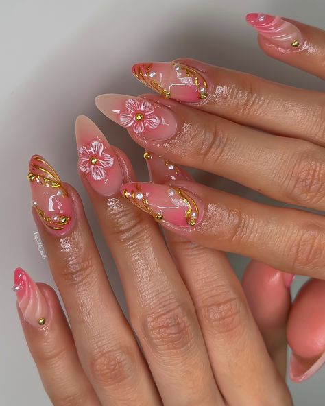 🐚⚜️🌸✨ Pink aura & gold accents 🤭✨ ⠀⠀⠀⠀⠀⠀⠀⠀⠀ ⠀⠀⠀⠀⠀⠀⠀⠀⠀ ⠀⠀⠀⠀⠀⠀⠀⠀⠀ ⠀⠀⠀⠀⠀⠀⠀⠀⠀ ⠀⠀⠀⠀⠀⠀⠀⠀⠀ ⠀⠀⠀⠀⠀⠀⠀⠀⠀ ⠀⠀⠀⠀⠀⠀⠀⠀⠀ ⠀⠀⠀⠀⠀⠀⠀⠀⠀⠀⠀⠀⠀⠀⠀⠀⠀ ⠀⠀⠀⠀⠀⠀⠀⠀⠀ ⠀⠀⠀⠀⠀⠀⠀⠀⠀ ⠀⠀⠀⠀⠀⠀⠀⠀⠀ ⠀⠀⠀⠀⠀⠀⠀⠀⠀ ⠀⠀⠀⠀⠀⠀⠀⠀⠀ ⠀⠀ #goldnails #goldchromenails #3dflowernails #3dflower #pinkaura #auranails #gelxnails #gelxnailtech #trendynails #showyourclawssss #dallasnails #dallasnailtech #dfwnails #dfwnailtech #frisconails #planonails #lewisvillenails #dentonnails #nailtech #nail #nailsnailsnails #nailart #nailaddict #nailporn #nailswag... Prom Nails Pink And Gold, Almond Girly Nails, Almond Kawaii Nails, Mail Inspo Pink, Acrylic Nail Designs Flowers, Pink Aesthetic Nails Acrylic, Pink Almond Nails Design, 70s Nail Designs, Pink Nails Almond Shape