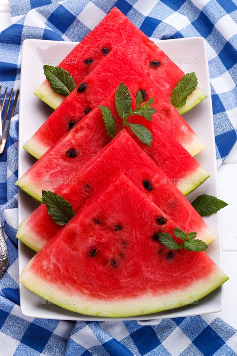 Watermelon And Mint, Juicy Watermelon, Beach Meals, Fruit Water, Food Painting, Watermelon Slices, Sugar Detox, Easy Dinner Recipes, Baby Food Recipes