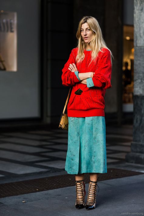 MFW street Ada Kokosar, Street Snap, Looks Street Style, Color Crush, Red Sweater, Street Style Chic, 가을 패션, Fashion Week Street Style, Blue Skirt