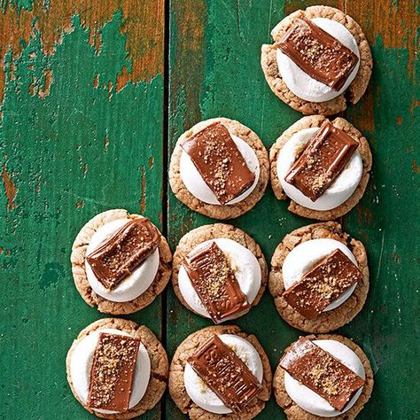 A blissful combination of chewy, fluffy, and chocolaty, these 4-ingredient Soft S'more Cookies are a perfect treat for anyone on your nice list. Easy Holiday Baking, Marshmallow Desserts, Smores Cookies, Dipped Cookies, Cherry Candy, Marshmallow Creme, Sugar Cookie Dough, Crispy Treats, Chocolate Chip Cookie Dough