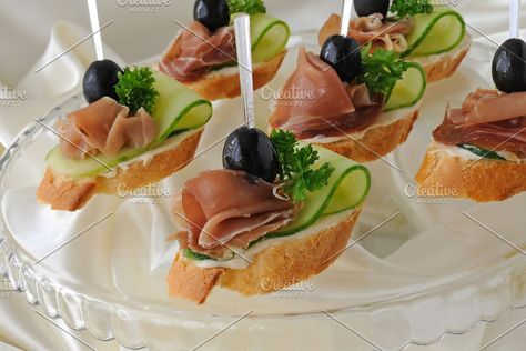 Canapes Ideas, Mini Panini, Design Cibo, Mini Sandwiches, Party Food Platters, Finger Food Appetizers, Food Platters, Party Snacks, Finger Food