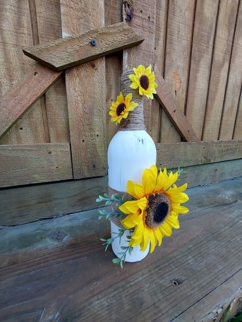 Sunflower Crafts For Adults Diy, Sunflower Wine Bottle, Bottle Decorations, Painted Crafts, Wine Bottle Vases, Spring Wine, Sunflower Crafts, Flowers Wine, Empty Wine Bottles