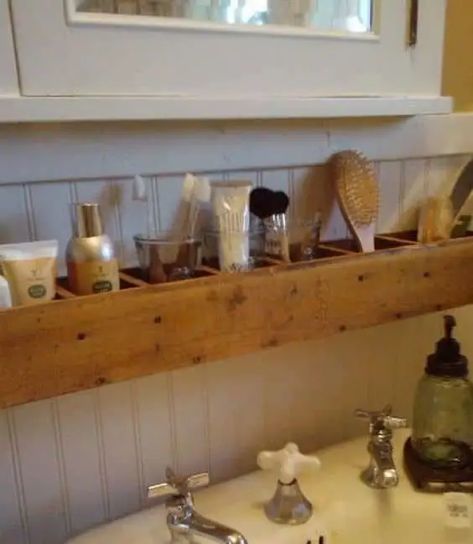 Discover more than 17 rustic bathroom ideas you can make with pallet wood! #pallet #upcycled #woodworking #bathroom #ideas #projects #inspiration Pallet Bathroom, Mason Jar Storage, Pallet Shelves, Recycled Pallets, Rustic Bathrooms, Small Bathroom Storage, Wood Pallet Projects, Wood Bathroom, Rustic Bathroom