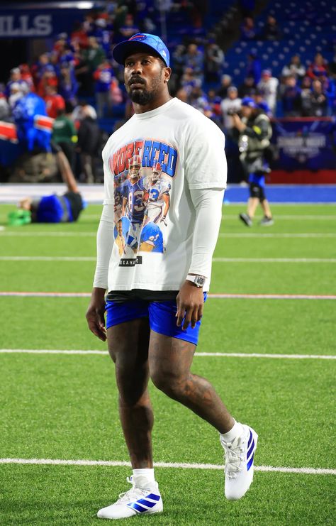 Von Miller, Mens Workout, Football Art, Mens Workout Clothes, Random Ideas, Training Camp, Buffalo Bills, Football Player, New York State