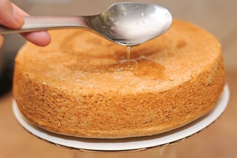 How to Moisten a Cake After Baking | Livestrong.com Simple Syrup For Cakes, Air Lemon, Dry Cake, Red Birthday Cakes, Whiskey Cake, Inside Cake, Cake Liner, Make A Cake, Bake Off