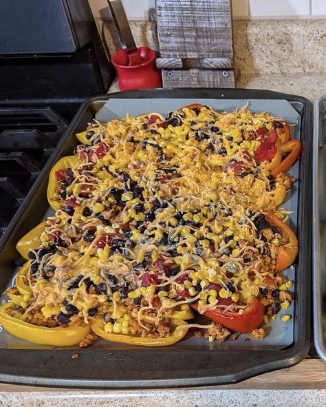 Bell pepper fully loaded nachos Bell Peper, Bell Pepper Nachos, Loaded Nachos Recipe, Pepper Nachos, Tofu Protein, Chocolate Popsicles, Loaded Nachos, Tortilla Pizza, Nachos Recipe