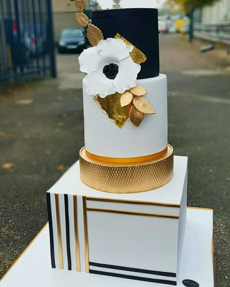 Geometric Cake, White And Gold Wedding, Quick Cake, Black Cake, Naked Cakes, Themed Wedding Cakes, Amazing Wedding Cakes, Modern Wedding Cake, Unique Wedding Cakes