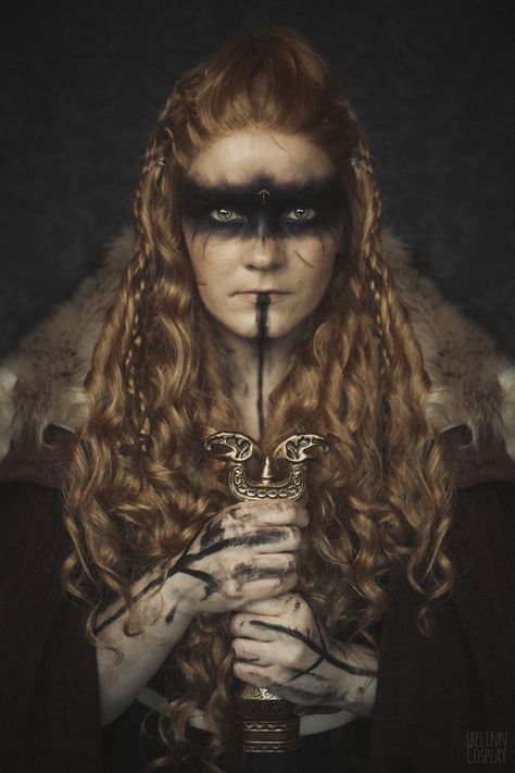 Norse viking woman cosplay idea. Viking Makeup Female, Pagan Makeup, Viking Face Paint, Warrior Makeup, Viking Halloween Costume, Viking Makeup, Vikings Halloween, Viking Warrior Woman, Viking Aesthetic